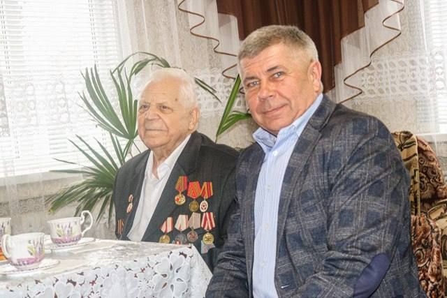 Партиец поздравил ветерана Великой Отечественной войны с 99-летием