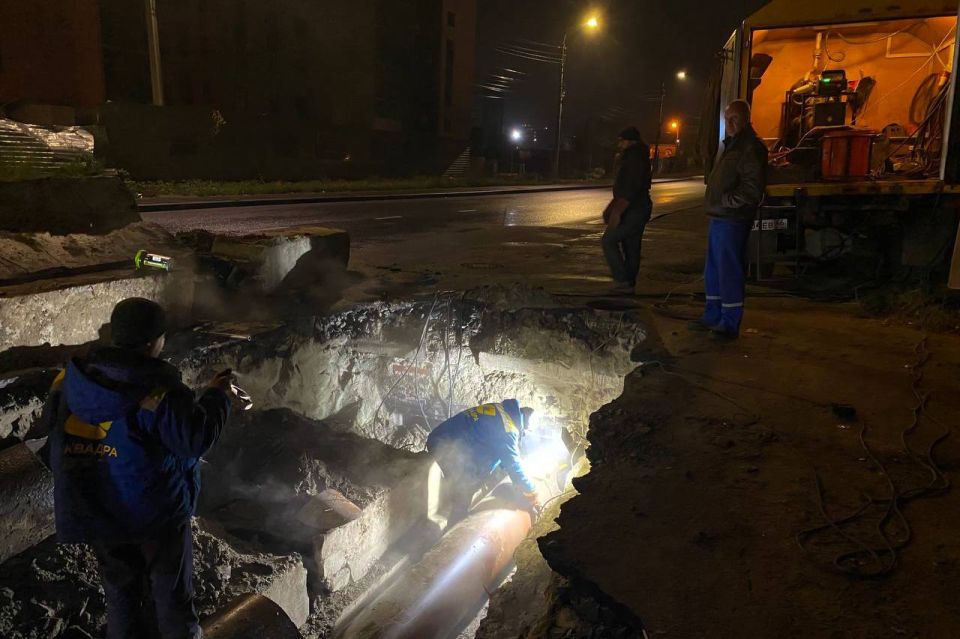 Евгений Маслов: Как и обещал, держу на контроле ситуацию с устранением порыва на участке тепломагистрали, расположенной на улице Ольшанского