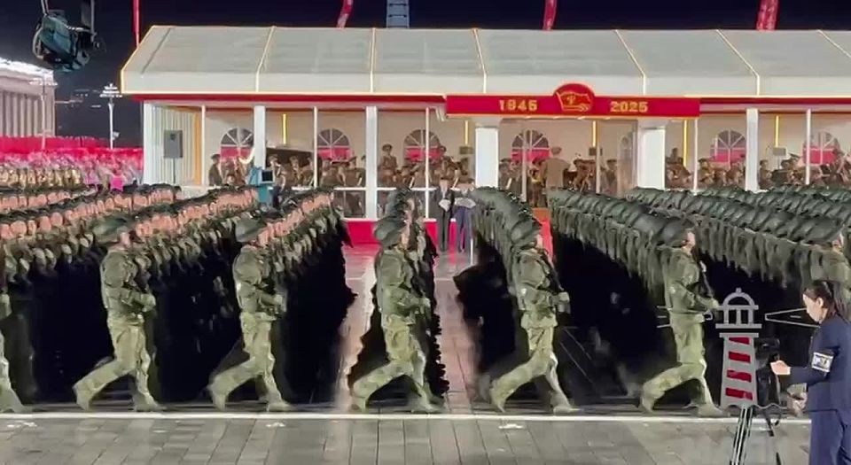 Военнослужащие армии КНДР, принимавшие участие в освобождении Курской области от ВСУ, маршируют на параде в Пхеньяне с флагом России