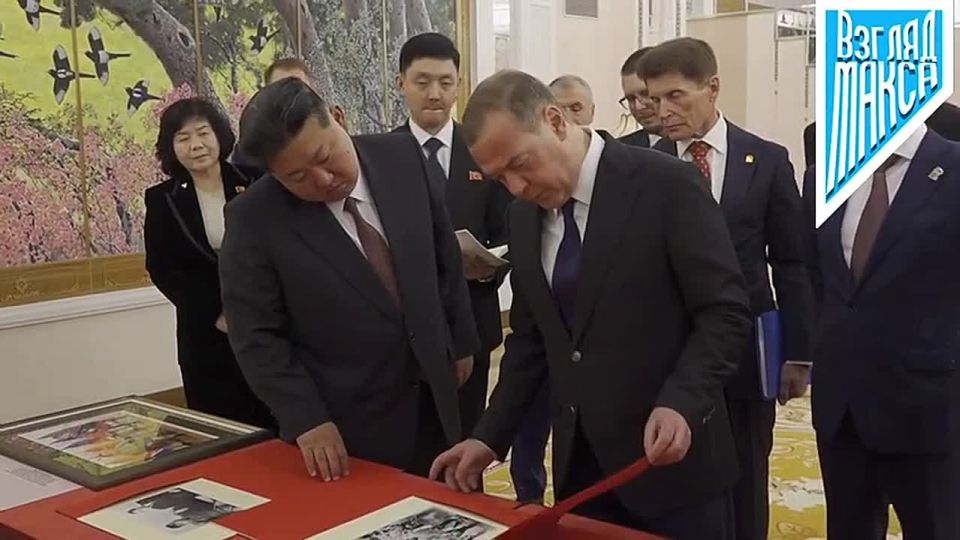 В Пхеньяне состоялась встреча председателя партии «Единая Россия», заместителя председателя Совета безопасности России Дмитрия Медведева с председателем Государственных дел Корейской Народно-Демократической Республики...