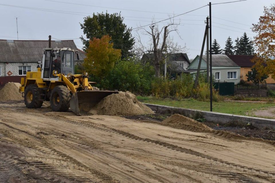Партийный десант проверил ход работ по обустройству парковки возле больницы