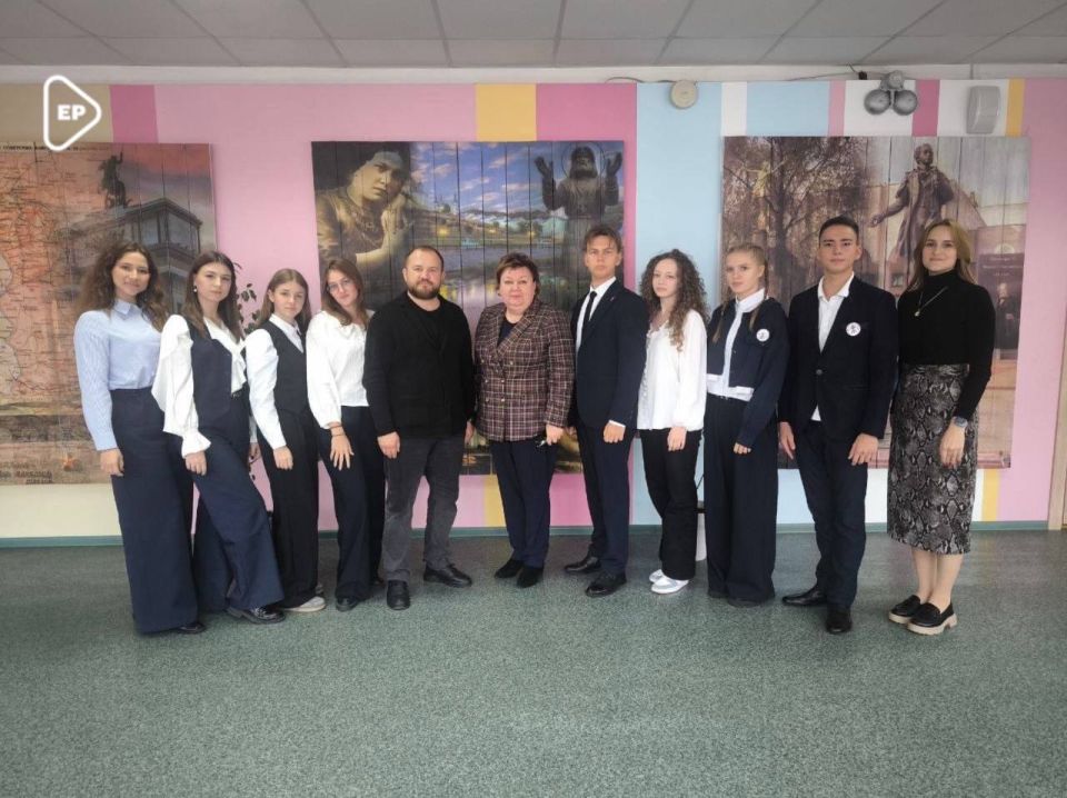 В Курском лицее №21 состоялся круглый стол с участием депутата Курского городского собрания Романа Шевелёва с лицеистами из совета старшеклассников