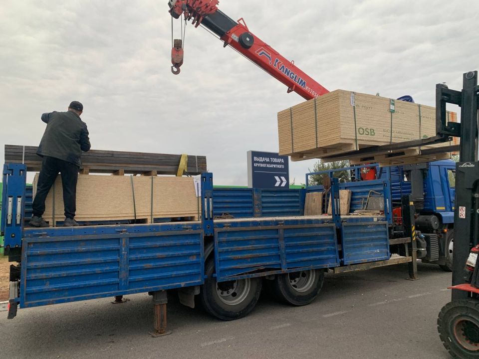 Курские партийцы доставили волонтерам лагеря «Курский рубеж» стройматериалы