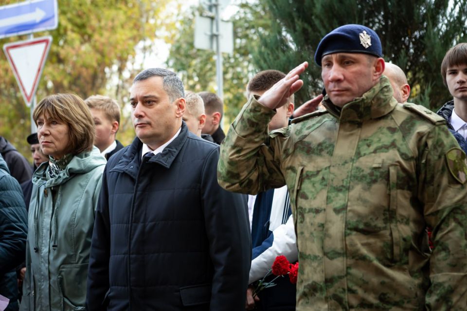 Евгений Маслов: Принял участие вместе с губернатором Александром Хинштейном в открытии на фасаде Курского монтажного техникума имени А.В. Лапшина памятной доски в честь погибшего при исполнении служебного долга сотрудника...