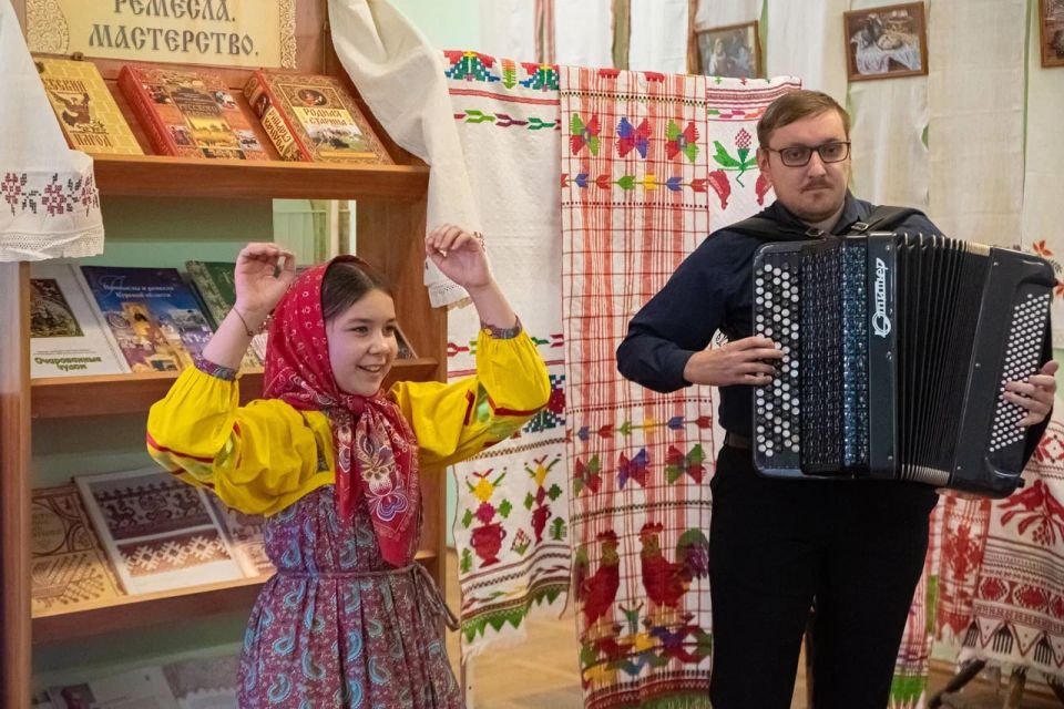 В курской библиотеке-филиале № 10 открылась выставка «Полотно мудрости»