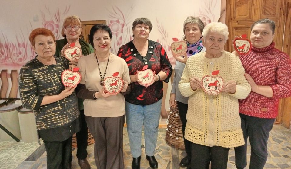 Участницы «Курского долголетия» учились мезенской росписи
