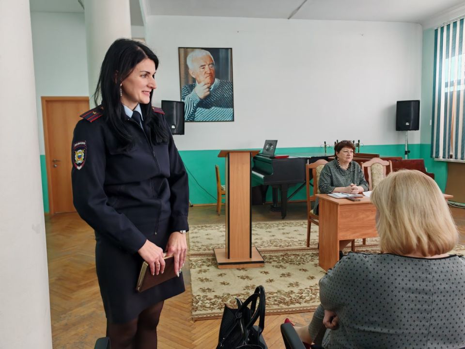 Сегодня в нашей школе прошел педагогический совет, одной из ключевых тем которого стала профилактика правонарушений в молодежной среде