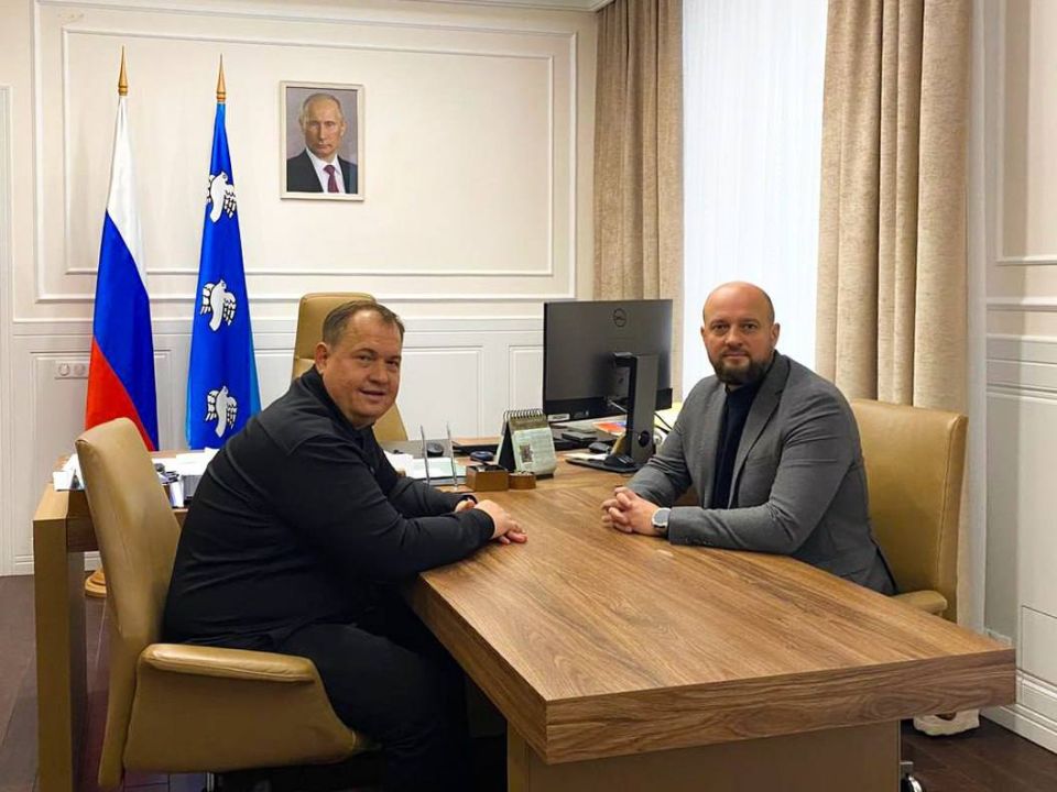 Руководитель исполкома Единой России Донецка Алексей Муратов поздравил Евгения Маслова с избранием