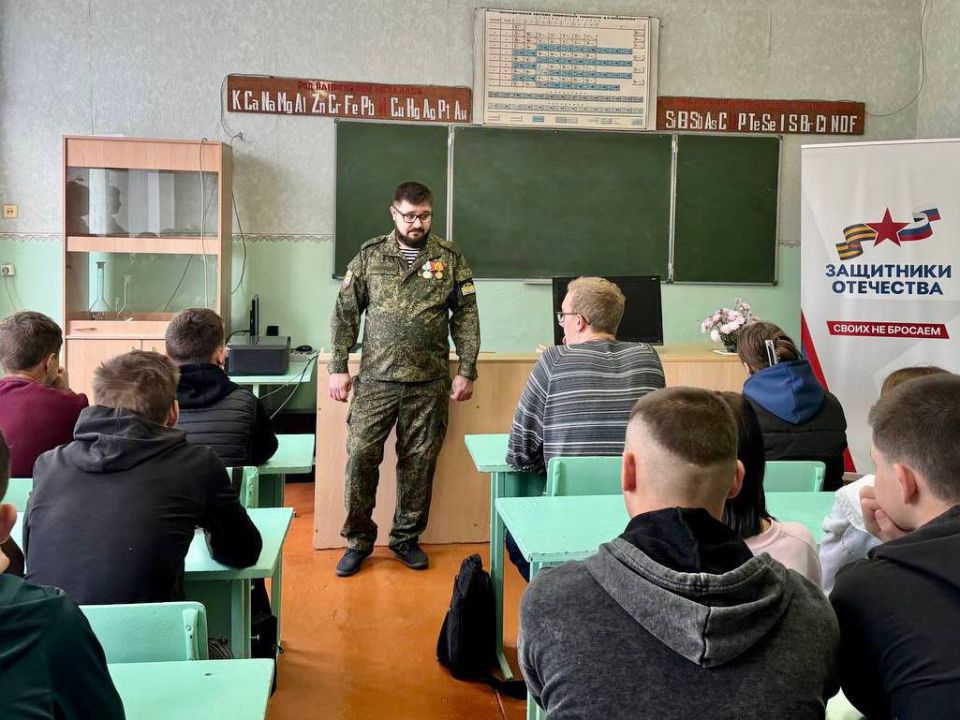 Ветеран СВО Александр Жердев провел урок мужества для студентов Фатежского филиала Дмитриевского агротехнологического колледжа и девятиклассников Фатежской СОШ N1