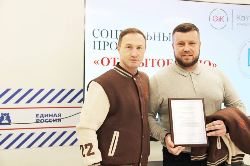 Секретарь регионального отделения партии «Единая Россия» Евгений Лобов поблагодарил юристов из Санкт-Петербурга за помощь жителям приграничья Курской области