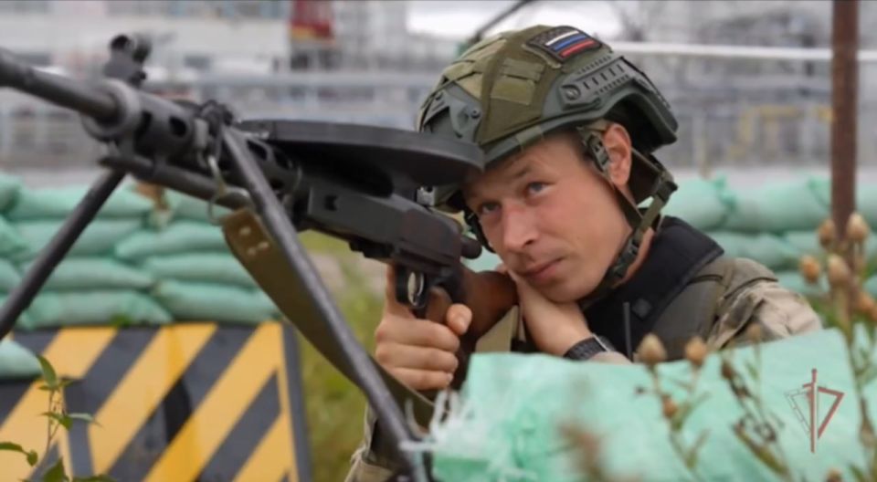 Боец Росгвардии с 7,62-мм ручным пулемётом Дегтярёва ДПМ на охране Курской АЭС