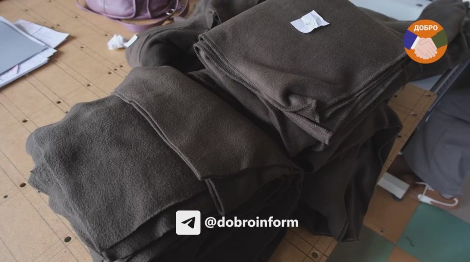 Волонтеры Железногорска шьют теплые костюмы для бойцов