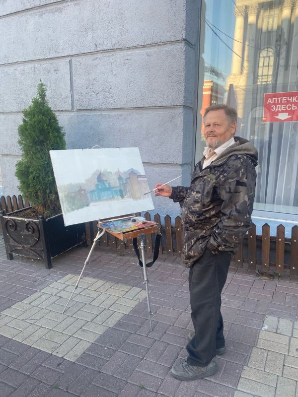 Гуляя по сердцу Курска – его Красной площади – мы часто любуемся знакомыми видами, но задумывались ли вы, как эти же пейзажи могли бы выглядеть глазами художника? Сегодня у вас есть уникальная возможность увидеть наш город...