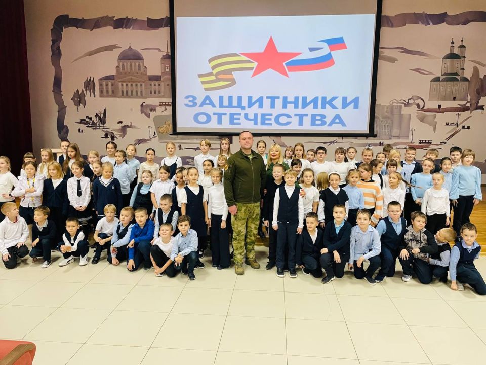 Цикл встреч со школьниками накануне Дня отца продолжил ветеран спецоперации Алексей Сергеев