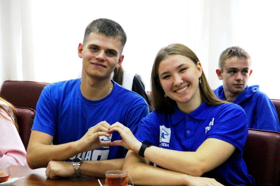 В региональном исполкоме «Единой России»молодогвардейцы организовали чаепитие в преддверии Дня отца