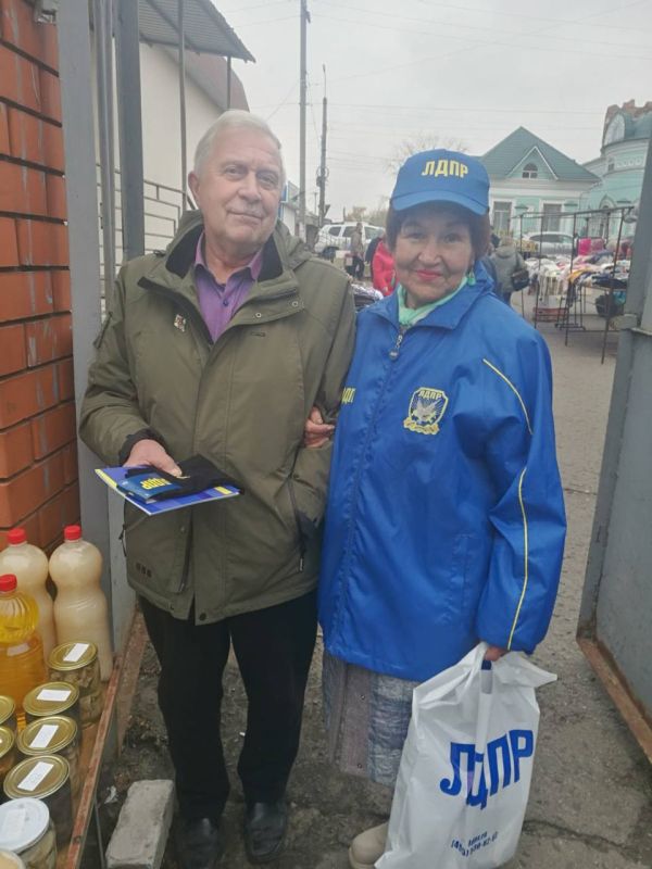 Щигровские активисты ЛДПР поздравили отцов с праздником!