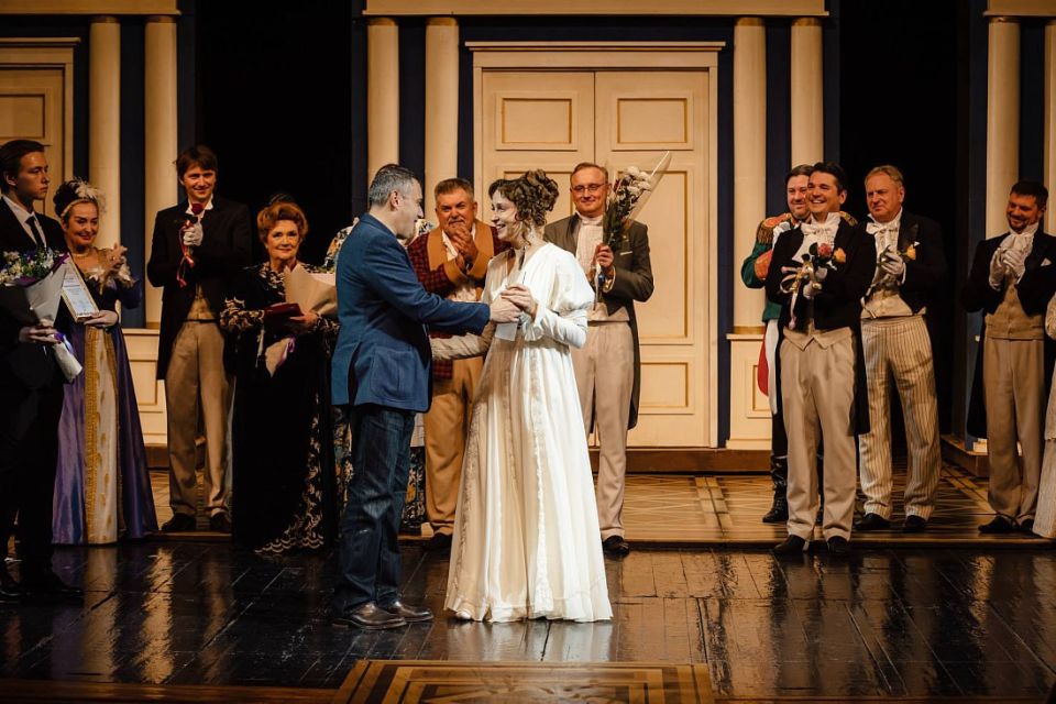 Александр Хинштейн вручил награды артистам курского драмтеатра