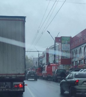 В Курске тушат пожар в здании Сеймского рынка