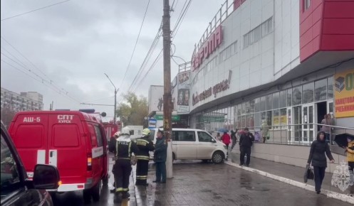 В Курске произошел серьезный пожар в здании Сеймского рынка