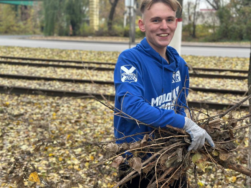 Волонтеры гуманитарной миссии Молодой гвардии провели субботник