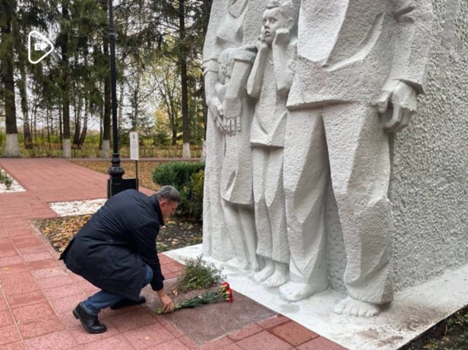 Партийцы почтили память жителей посёлка Большой Дуб, зверски уничтоженных фашистами в 1942 году
