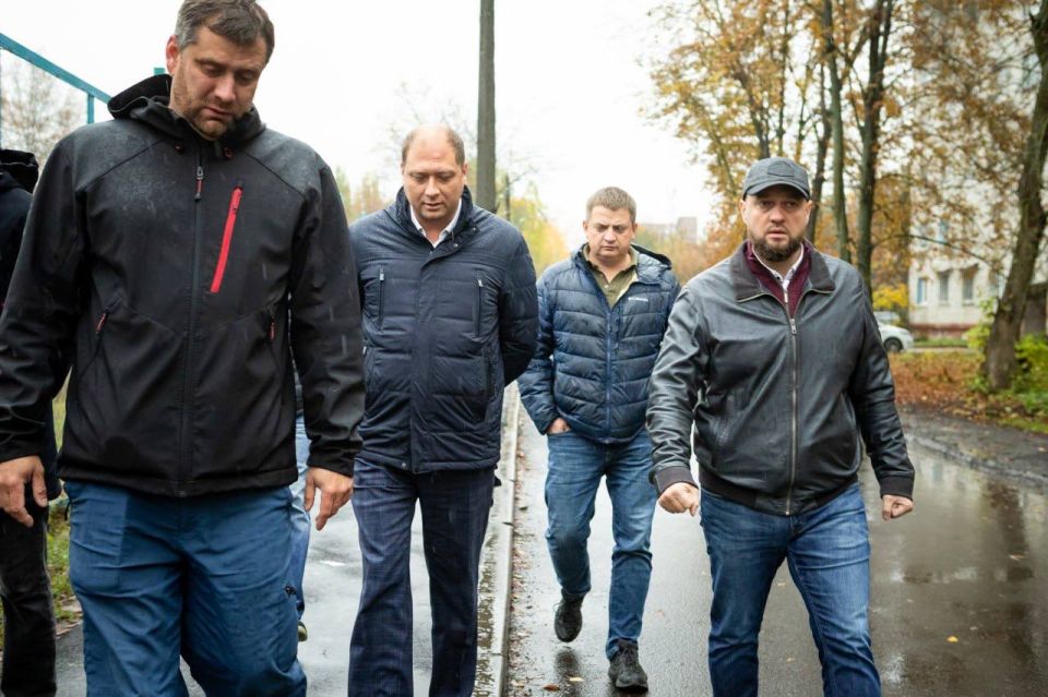 Евгений Маслов: Сегодня утром проверил качество ремонта тротуара возле школы № 50. Ко мне обратился общественник Роман Кирилов, обеспокоенный состоянием дорожного покрытия