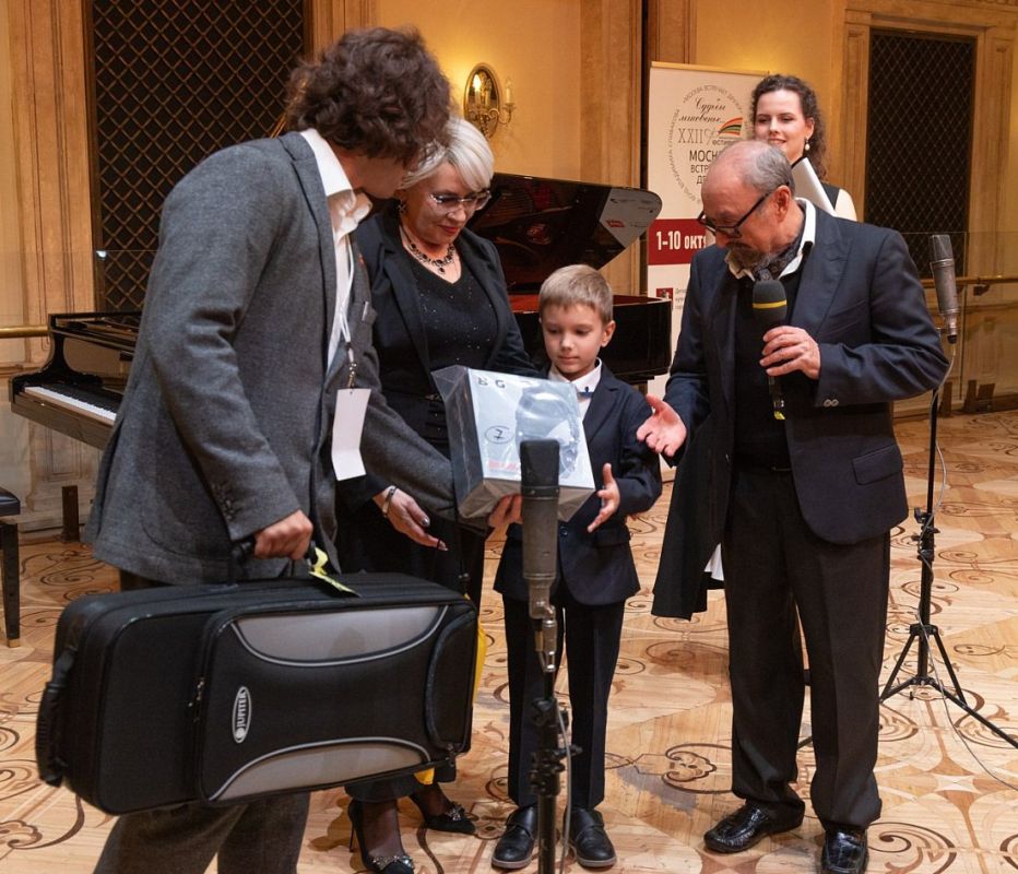 Ребята из детских школ искусств Курской области получили в дар новые музыкальные инструменты от Международного благотворительного фонда Владимира Спивакова