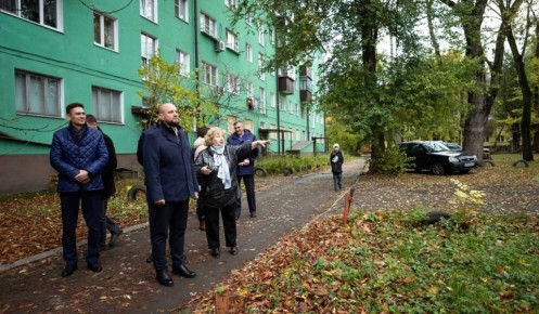 В Курске решают проблему с размещением мусорной площадки на Парковой