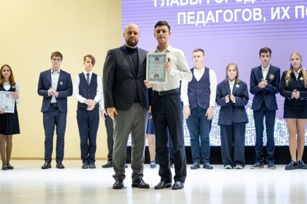 Евгений Маслов: Сегодня одаренным детям в сфере образования вручил свидетельства о назначении специальных стипендий главы города