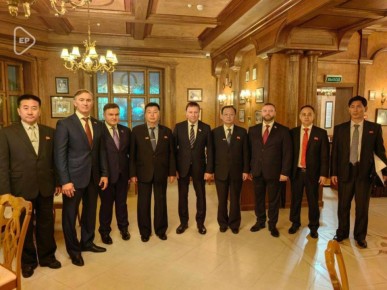 В Москве работает парламентская делегация КНДР во главе с руководителем группы содействия развитию корейско-российской дружбы в Верховном народном собрании КНДР Ли Чхолем