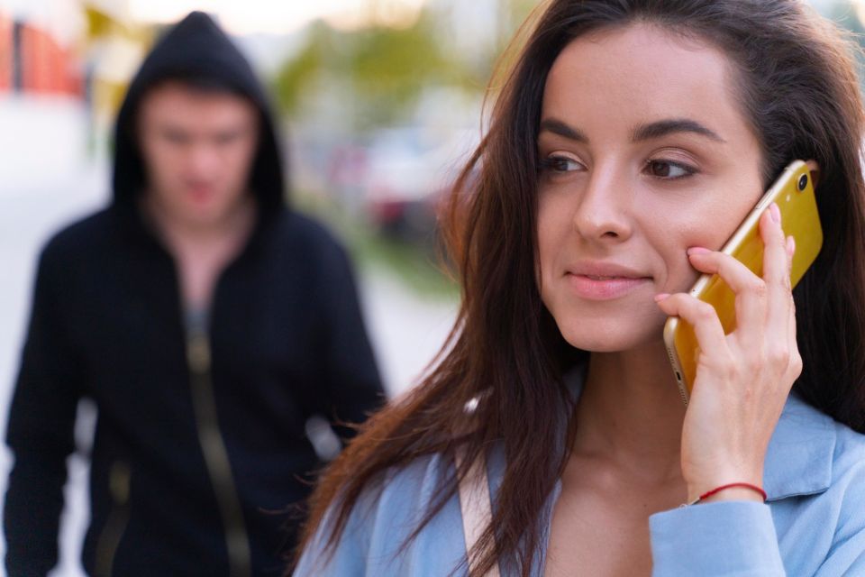 Мошенники под видом курьеров маркетплейсов пытаются обмануть курян