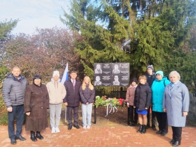 Жизнь за други своя. В Мантуровском районе открыли мемориальные доски землякам, погибшим в ходе специальной военной операции: Савелию Чурсину, Юрию Бакланову, Ивану и Петру Смоляк, Руслану Барышеву и Александру Анциборенко