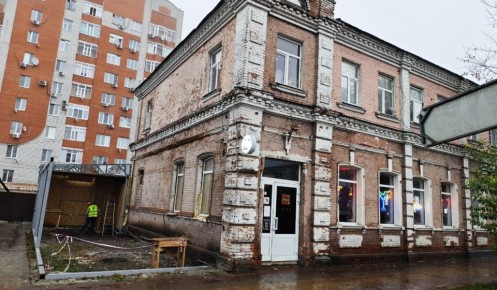 В Курске убирают самовольную пристройку к объекту культурного наследия на Карла Маркса, 11