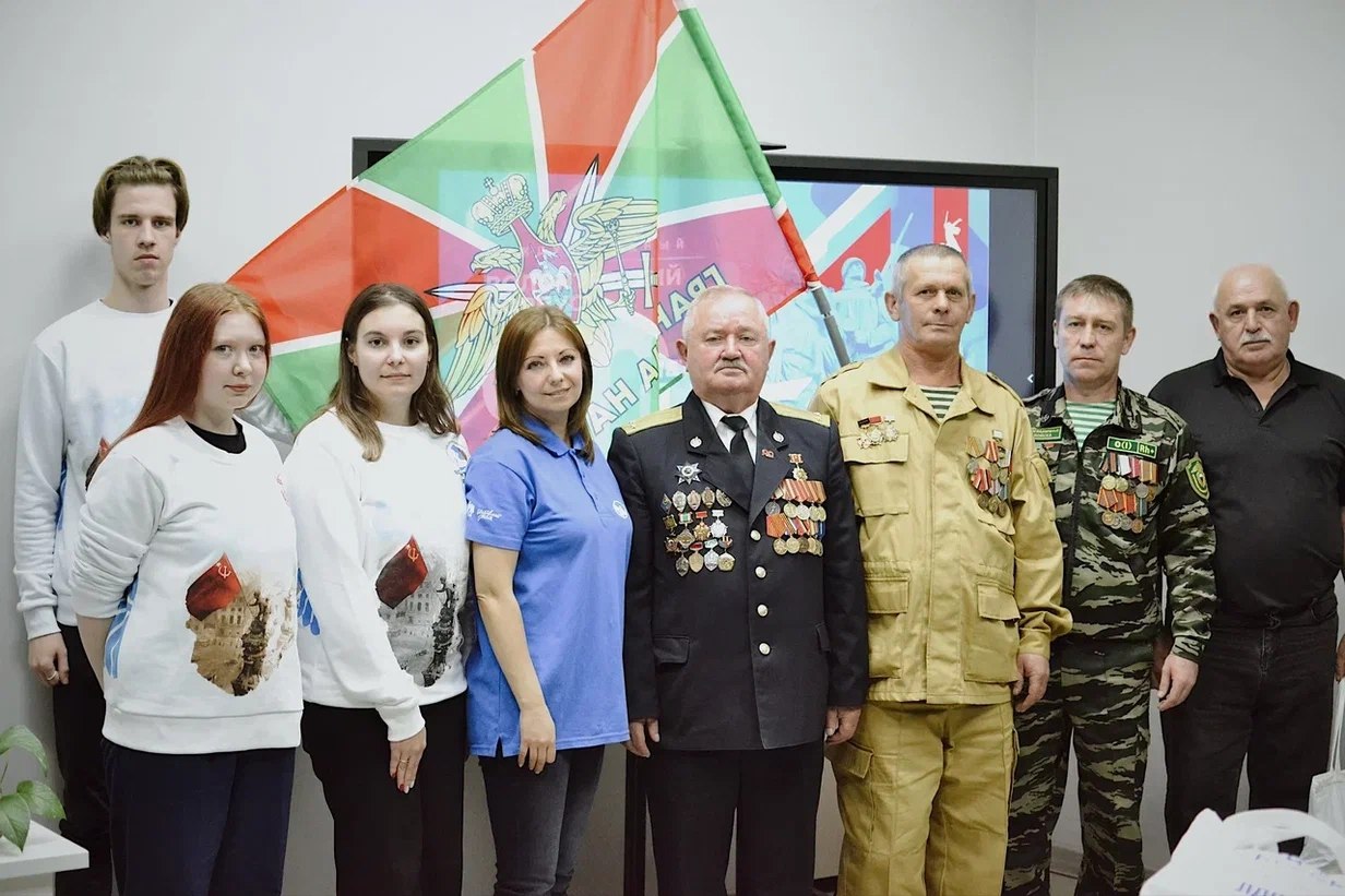 24 октября, в День подразделений специального назначения Вооруженных Сил Российской Федерации, ветераны Центрального округа города Курска и поселка Поныри — Александр Горяйнов, Валерий Асмолов (участник войны в Афганистане)...
