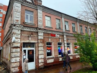В центре Курска сносят незаконную пристройку к старинному зданию