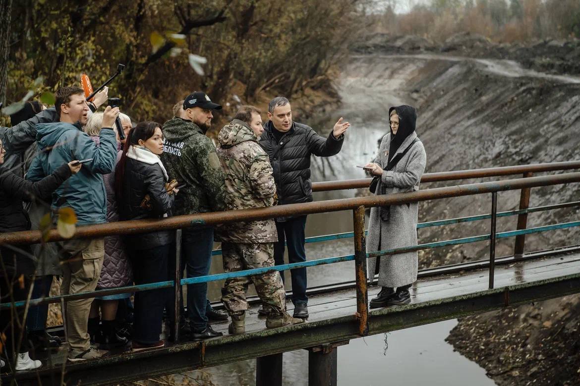 Последнее предупреждение. «Два месяца назад я уже предупреждал подрядчика о необходимости увеличения мощностей. Однако земснаряда до сих пор нет, а он нужен для расчистки Тускари от Курского водохранилища в сторону города....