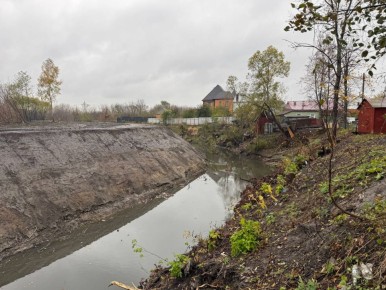 Губернатор Александр Хинштейн и глава города Евгений Маслов контролируют расчистку реки Тускарь