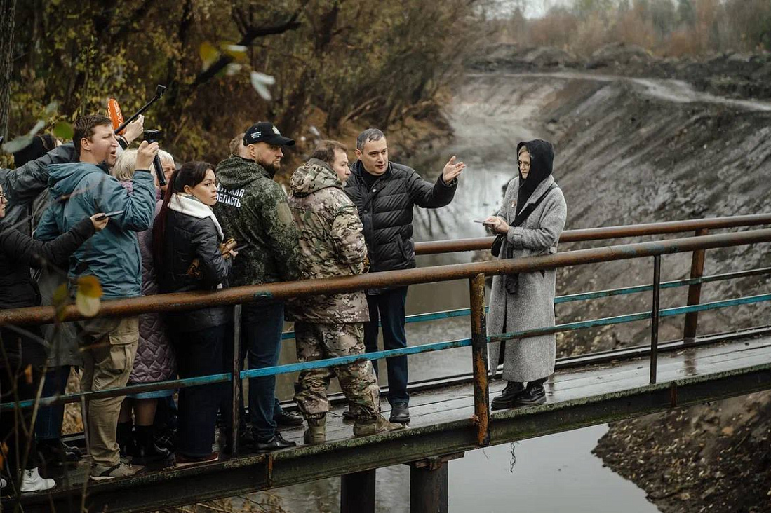 Александр Хинштейн проверил, как ведется расчистка реки Тускарь