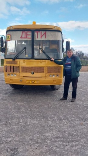 Каждое буднее утро эти автобусы, окрашенные в ярко – солнечный цвет, начинают свой маршрут по Медвенскому району
