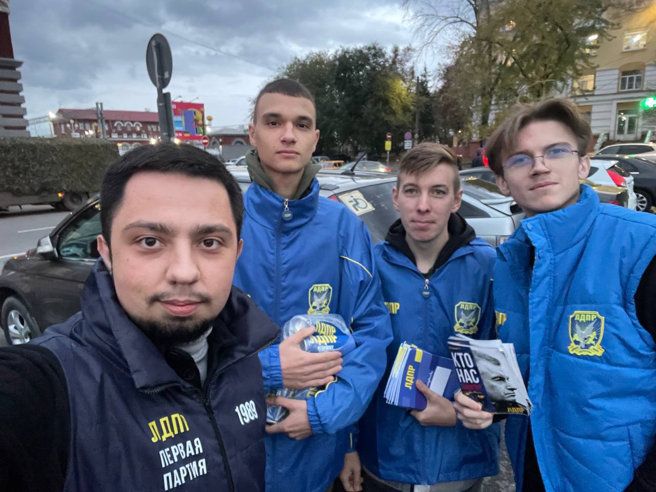 ЛДПР поздравила водителей Курска с Днем автомобилиста