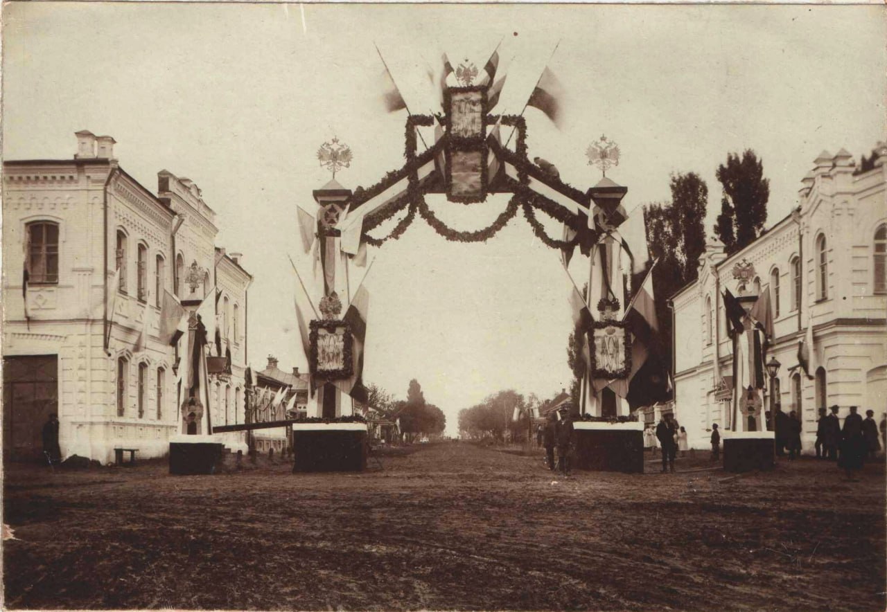 Михаил Петров недавно оживил при помощи нейросетей ряд старых фотографий Дмитриева (начиная от дореволюционных до советских) и смонтировал вот такой небольшой исторический ролик о городе