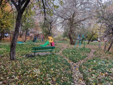 Нам пишут: "Это Никитская, 8. В таком ужасном виде находятся наша детская площадка и вход в подъезд