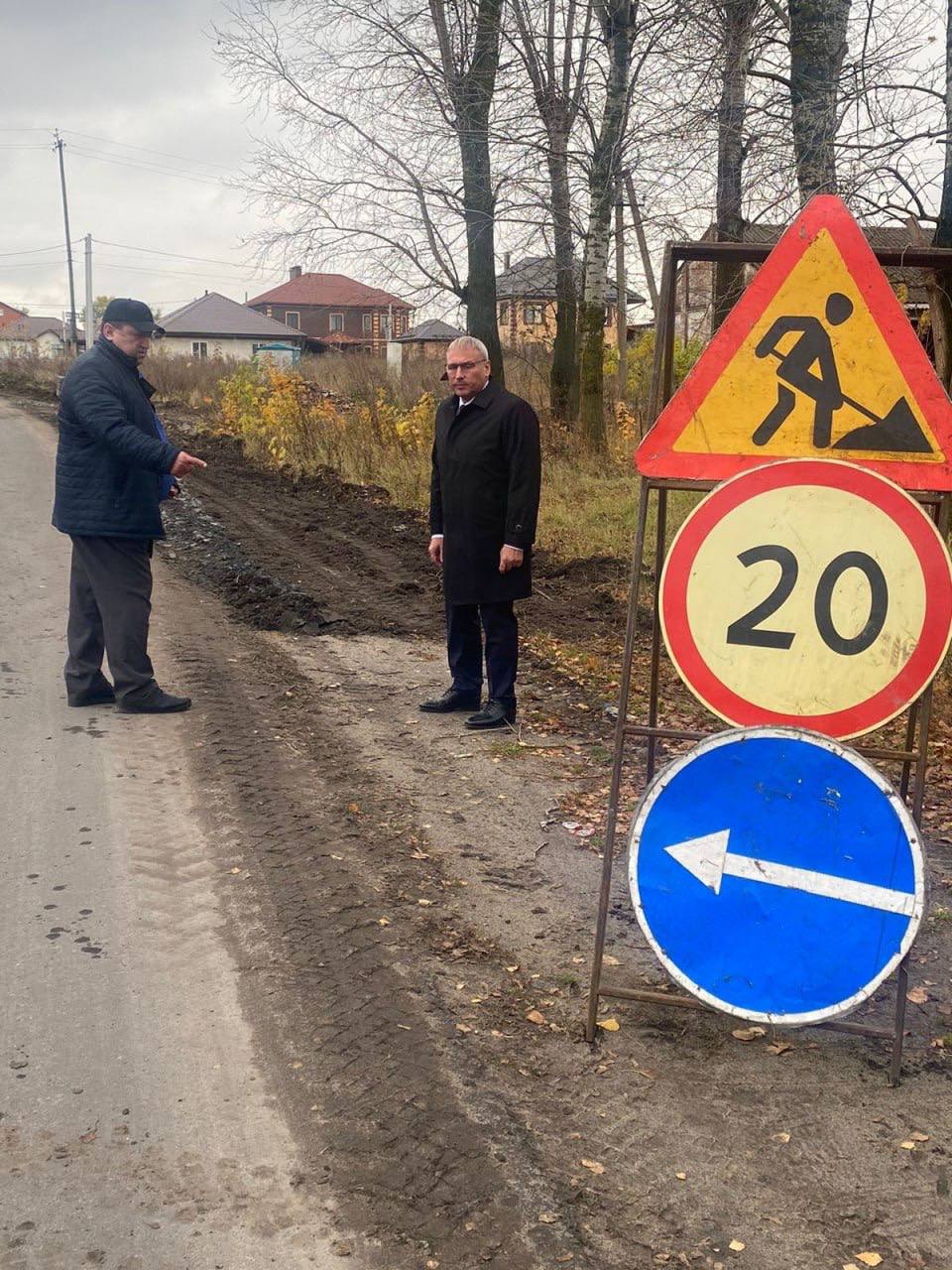 Единороссы проверили начало строительства тротуара в д. 1- Цветово