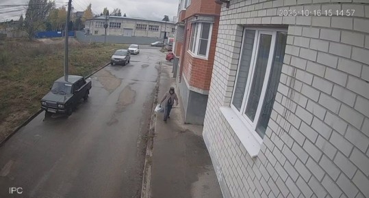 В Курске полиция разыскивает причастного к краже барсетки мужчину