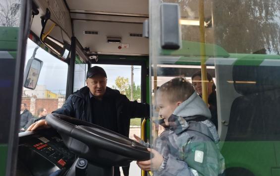 Более 60 юных курян побывали в автобусном парке и узнали, чем занимаются их родители