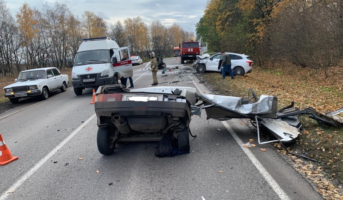 В Курской области автомобиль разорвало на части при столкновении на трассе