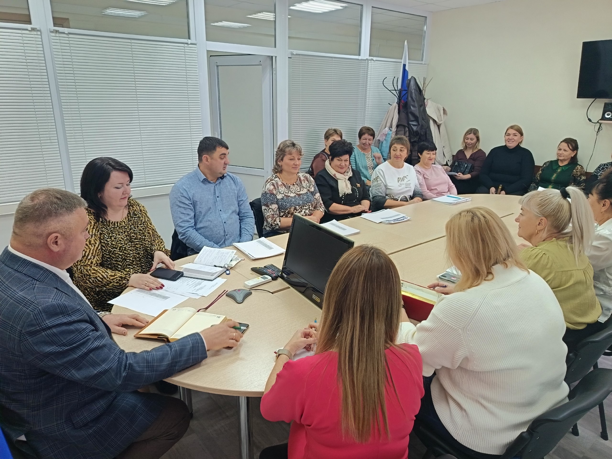 Сегодня, 28 октября 2025 года, в ситуационном зале Администрации района состоялось рабочее совещание, проведенное с Главами и заместителями Глав поселений по вопросам местного самоуправления