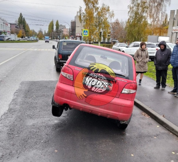 В Курске машина провалилась в дыру в асфальте