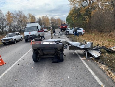 К сожалению, 32-летний водитель ВАЗа скончался в больнице после страшного ДТП на трассе "Курск-Поныри" в Золотухинском районе
