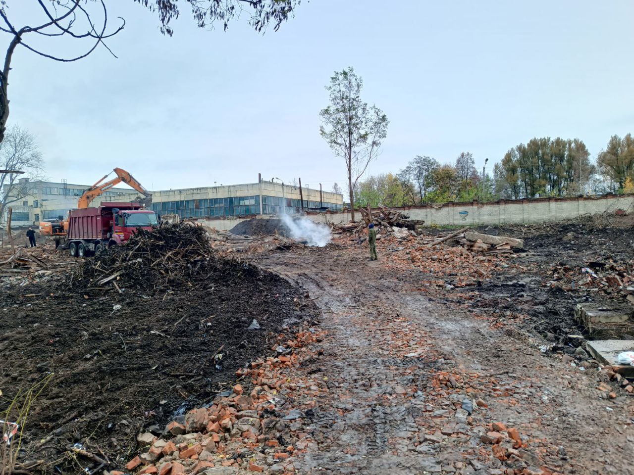 Подростки подожгли строительный мусор на месте старой бани в Курске